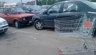 Potrošačka kolica na parkingu ispred megamarketa u Subotici!
