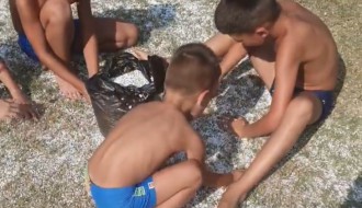 Peščana plaža na Paliću prekrivena pikavcima, čepovima od pića, razbijenim staklom