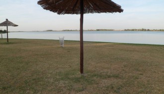 Peščana plaža na Paliću prekrivena pikavcima, čepovima od pića, razbijenim staklom