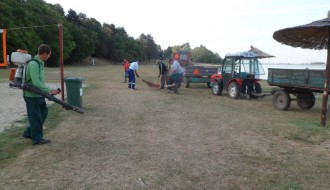 Peščana plaža na Paliću prekrivena pikavcima, čepovima od pića, razbijenim staklom