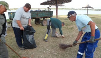 Peščana plaža na Paliću prekrivena pikavcima, čepovima od pića, razbijenim staklom
