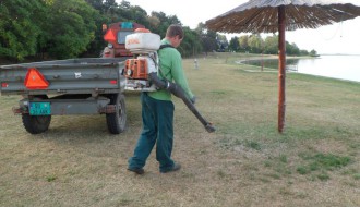 Peščana plaža na Paliću prekrivena pikavcima, čepovima od pića, razbijenim staklom