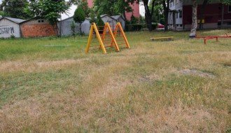 Nepokošena trava na dečjem igralištu u Teslinom naselju