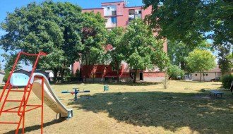 Nepokošena trava na dečjem igralištu u Teslinom naselju