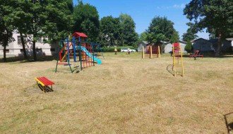 Nepokošena trava na dečjem igralištu u Teslinom naselju