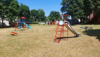 Nepokošena trava na dečjem igralištu u Teslinom naselju