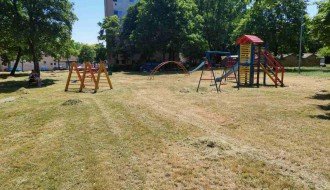 Nepokošena trava na dečjem igralištu u Teslinom naselju