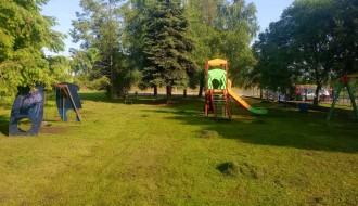 Visoka trava u parku na Bikovu