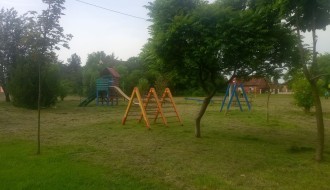 Drveno igralište u Aleksandrovu zaraslo u travu