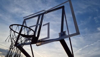 Opasan koš i trava do kolena na igralištu kod Nirvane