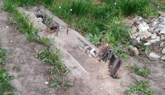 Opasnost od žica i armature (ugao Josipa Slavenskog i Rutai Ištvana)