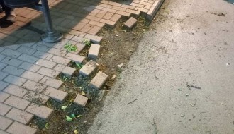 Izvađene kocke sa pešačke staze u Ulici Dimitrija Tucovića (Borova)