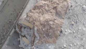 Otpada deo zida koji drži šine podvožnjaka kod "Pionira"