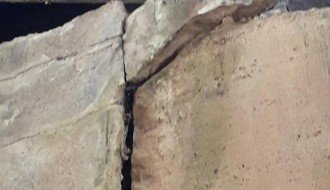 Otpada deo zida koji drži šine podvožnjaka kod "Pionira"