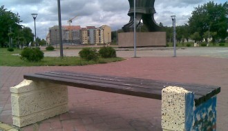 Polomljena klupa sa betonskom konstrukcijom (Prozivka)