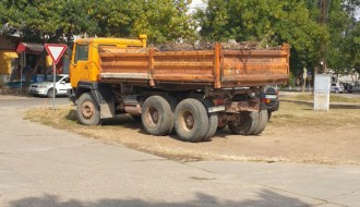 Kamioni na zelenoj površini i pešačkoj stazi u Aleksandrovu