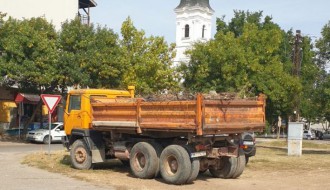 Kamioni na zelenoj površini i pešačkoj stazi u Aleksandrovu