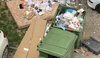 Deponija u nastajanju u centru grada (Ulica Sonja Marinković)