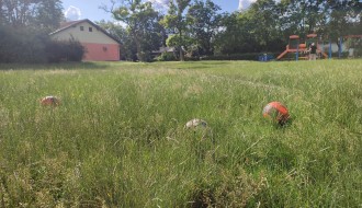 Igralište u Malom Radanovcu - igra pronađi loptu (nedoržavana zečena površina)