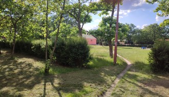 Igralište u Malom Radanovcu - igra pronađi loptu (nedoržavana zečena površina)