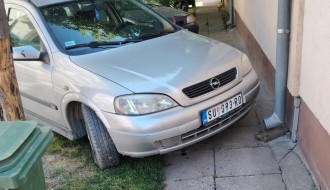 Bahato parkiranje na pešačkoj stazi u Ulici Bele Gabrića