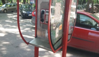 Devastirana telefonska govornica u centru