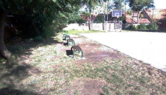 Okupirano dečje igralište u Travničkoj ulici, čak su i kauč dovukli!