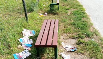 Okupirano dečje igralište u Travničkoj ulici, čak su i kauč dovukli!