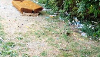 Okupirano dečje igralište u Travničkoj ulici, čak su i kauč dovukli!