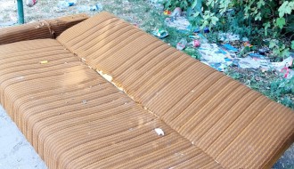 Okupirano dečje igralište u Travničkoj ulici, čak su i kauč dovukli!