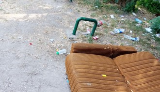 Okupirano dečje igralište u Travničkoj ulici, čak su i kauč dovukli!