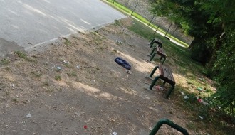 Okupirano dečje igralište u Travničkoj ulici, čak su i kauč dovukli!