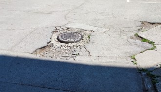 Stanje kolovoza u dvorištu Trgu Lazara Nešića (Tokio)