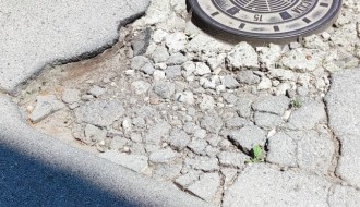 Stanje kolovoza u dvorištu Trgu Lazara Nešića (Tokio)