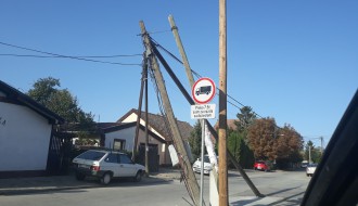 Bandera nagnuta prema putu na Teslinom naselju