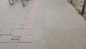 Trotoar u ulici Blaška Rajića širine manje od jednog metra