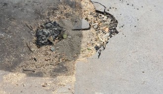 Oštećen trotoar prilikom sečenja drveća u Kireškoj ulici