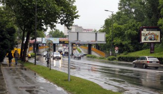 Reklamna tabla ispred zatvora