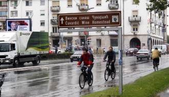 Reklamna tabla ispred zatvora