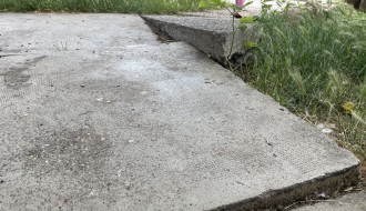 Žile podigle trotoar na Karađorđevom putu - svaki dan neko padne