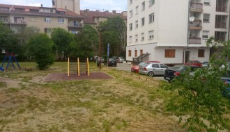 Visoka trava u naselju Tokio