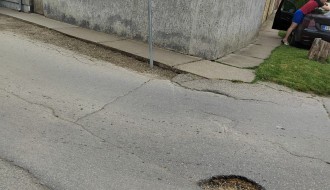 Udarne rupe na kolovozu na uglu ulica Kolubarske i Dinka Šimunovića