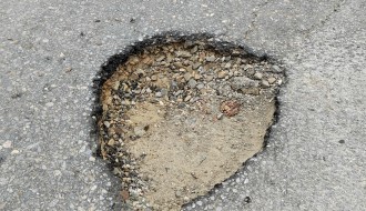 Udarne rupe na kolovozu na uglu ulica Kolubarske i Dinka Šimunovića