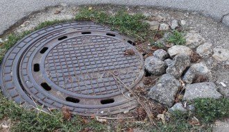 Propao asfalt kod vodovodne šahte u Ulici braće Radić