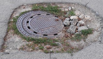 Propao asfalt kod vodovodne šahte u Ulici braće Radić