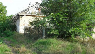 Napuštena i zapuštena kuća kraj somborske pruge