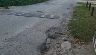 Oštećenja i rupe na putu u delu Banijske ulice