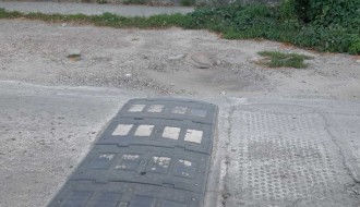 Oštećenja i rupe na putu u delu Banijske ulice