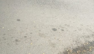 Izbledeli pešački prelaz i zaklonjeni saobraćajni znakovi na uglu ulica Vladimira Nazora i Branislava Nušića