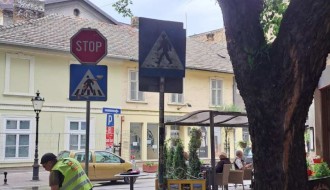 Izbledeli pešački prelaz i zaklonjeni saobraćajni znakovi na uglu ulica Vladimira Nazora i Branislava Nušića